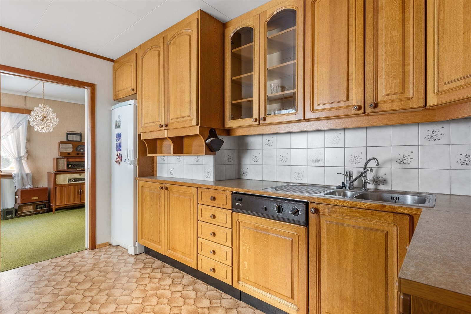 Solid innredning med god skap- og bankeplass. Integrert oppvaskmaskin. Galleribilde