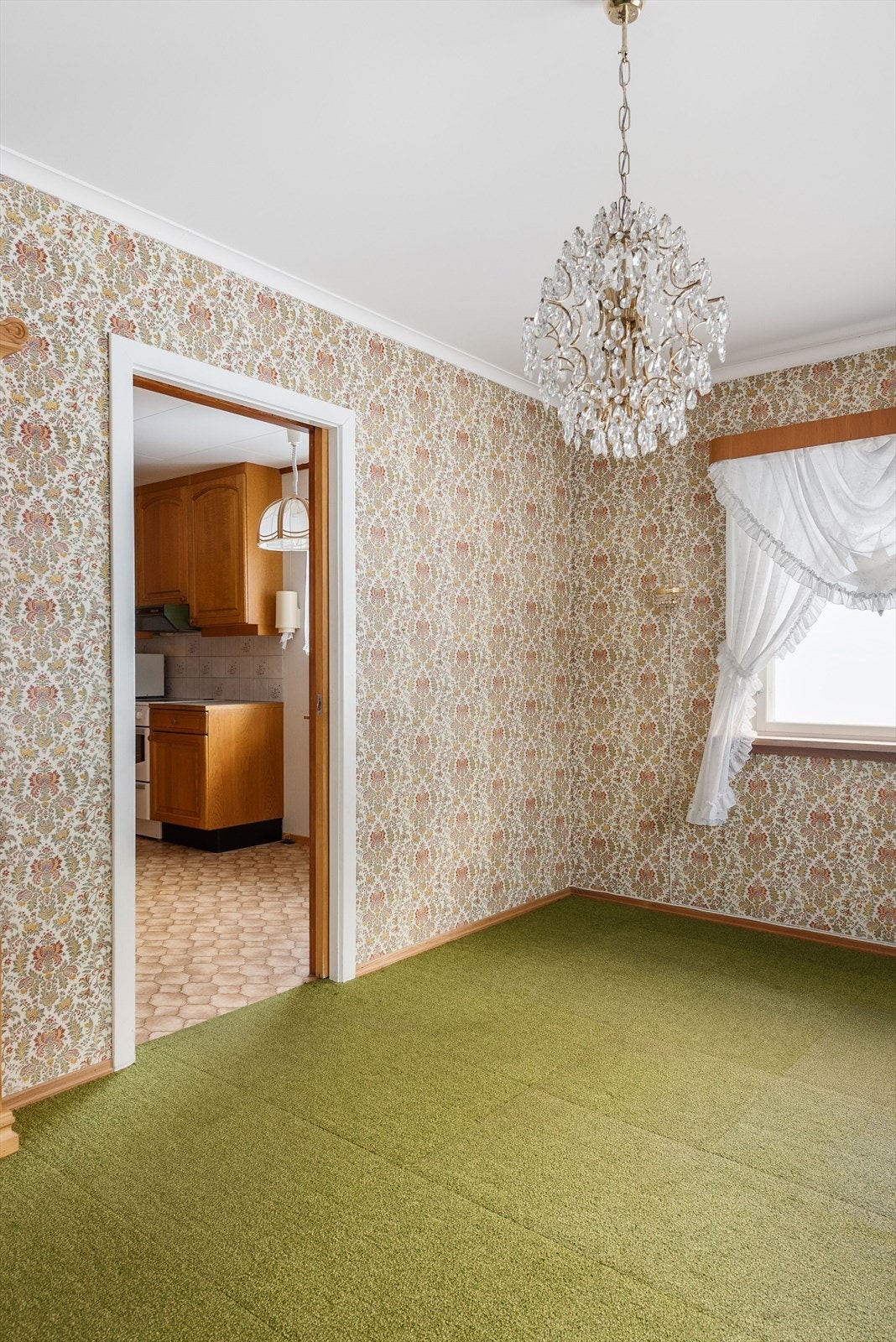 Spisestue med adkomst fra kjøkken, skyvedør i mellom. Galleribilde