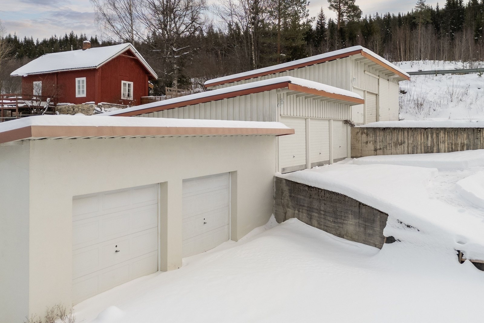 Garasjeanlegg med totalt 9 garasjeplasser Galleribilde