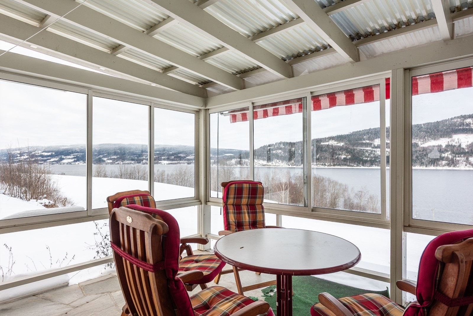 Flott utsikt fra den innglassede terrassen. Galleribilde