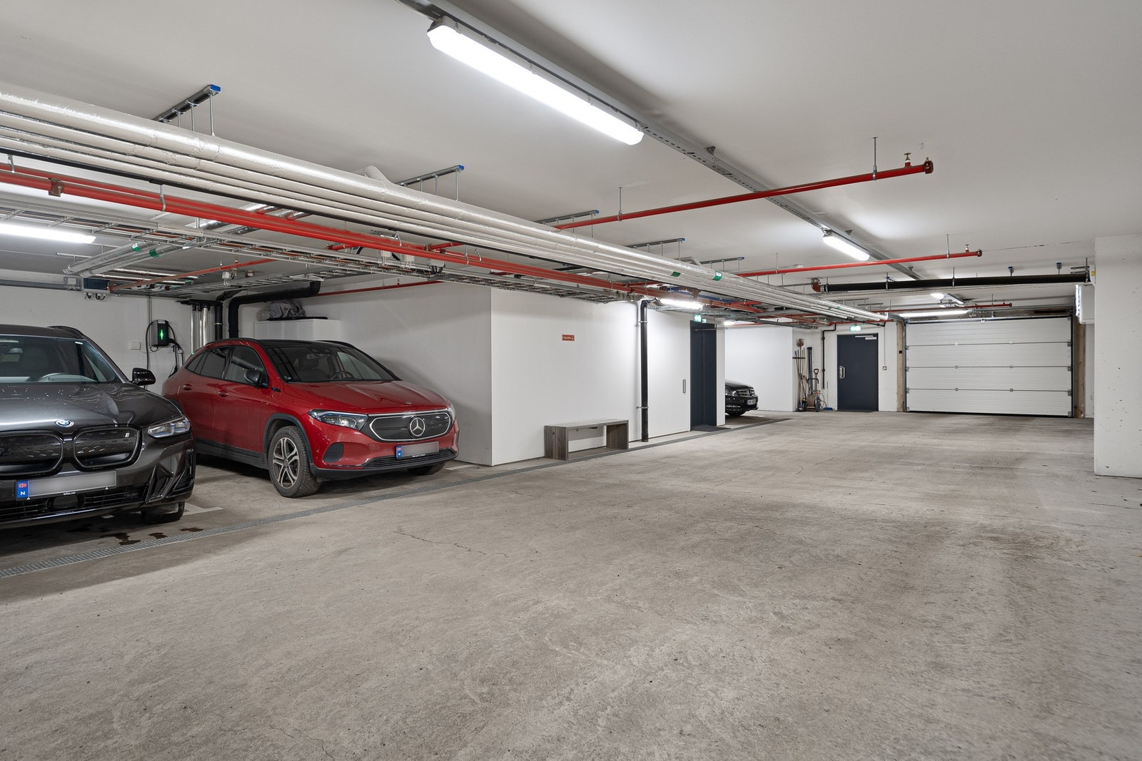 P-plass (rød bil) tilhører leiligheten - kort avstand til heisen Galleribilde