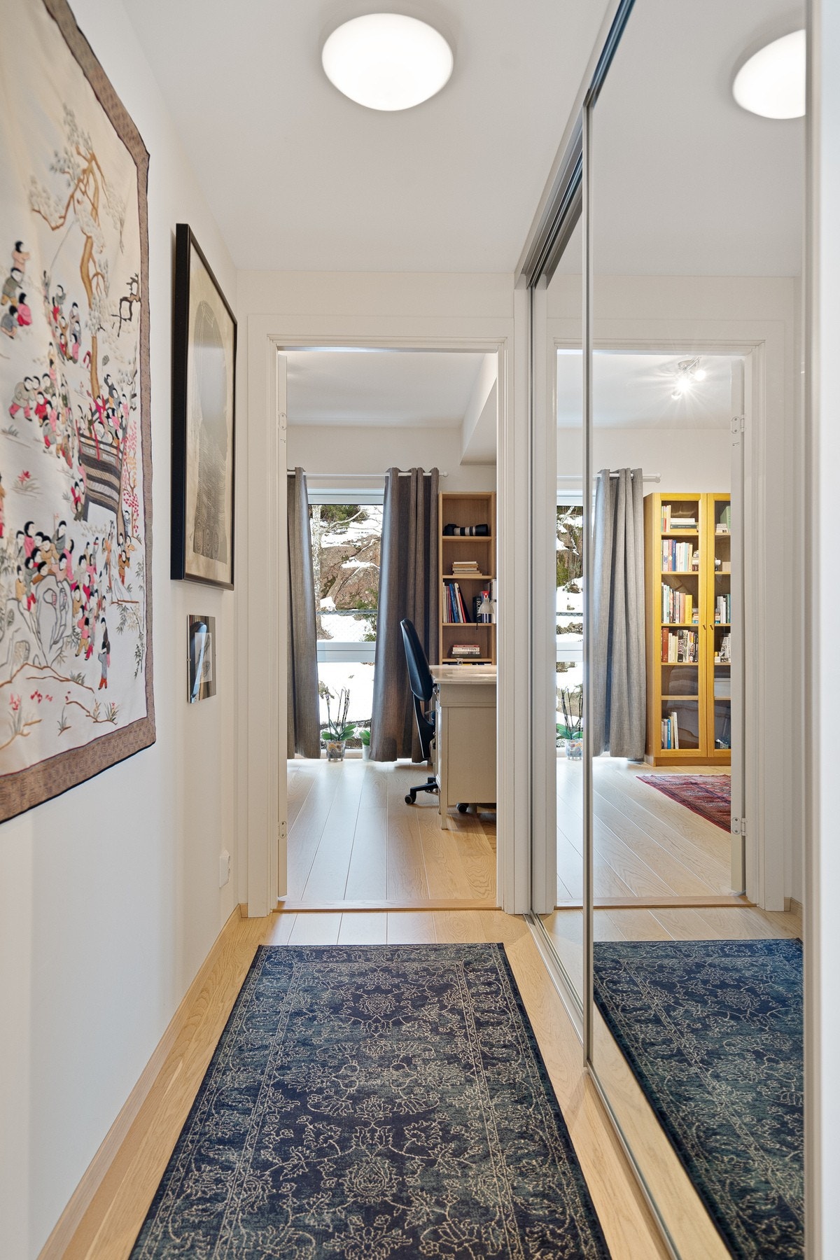 Gang med skyvedørsgarderobe Galleribilde