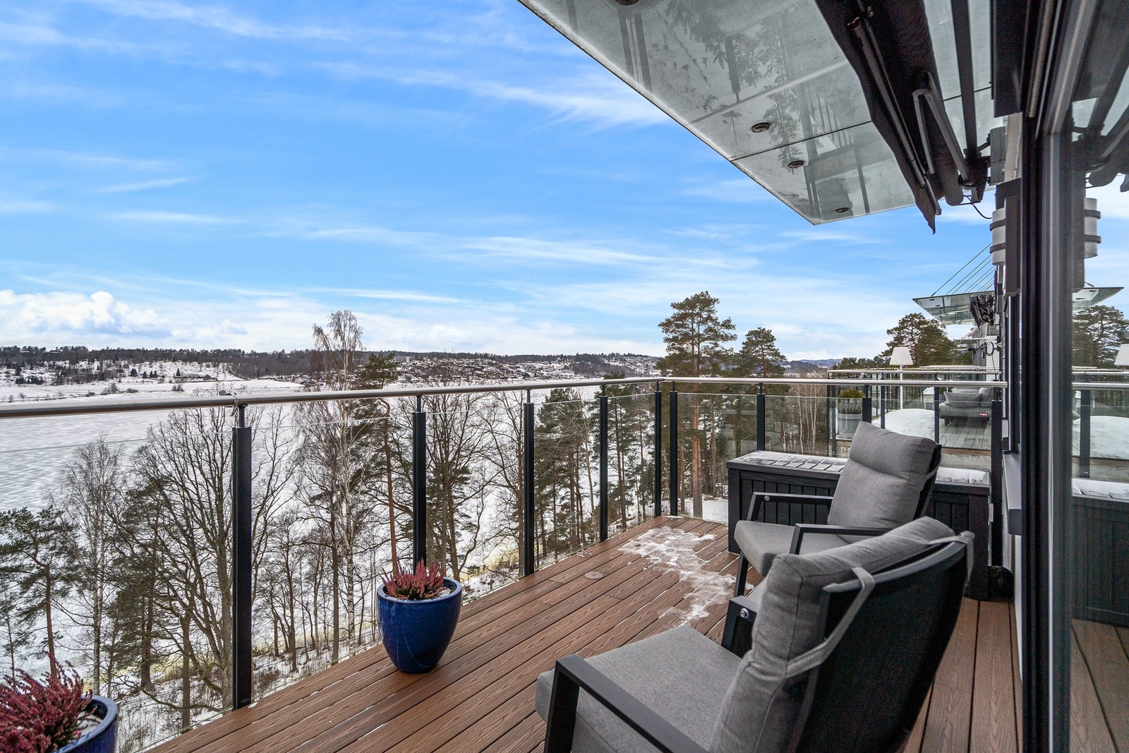 Flott utsikt over Vestfjorden! Her er det også montert markise Galleribilde