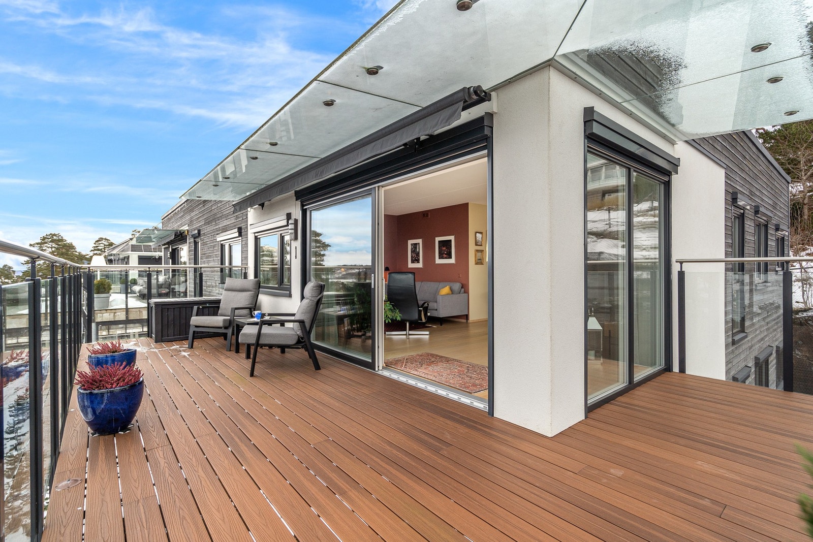 Flott terrasse med "vedlikeholdsfrie" gulvbord. Galleribilde