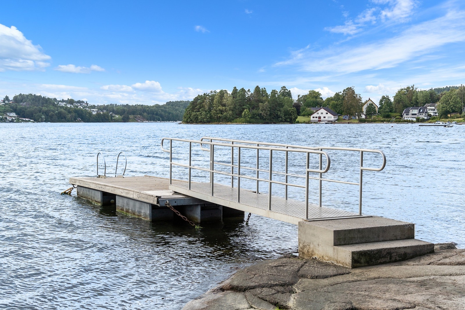 Områdebilde fra strand og badeplass rett nedenfor eiendommen Galleribilde