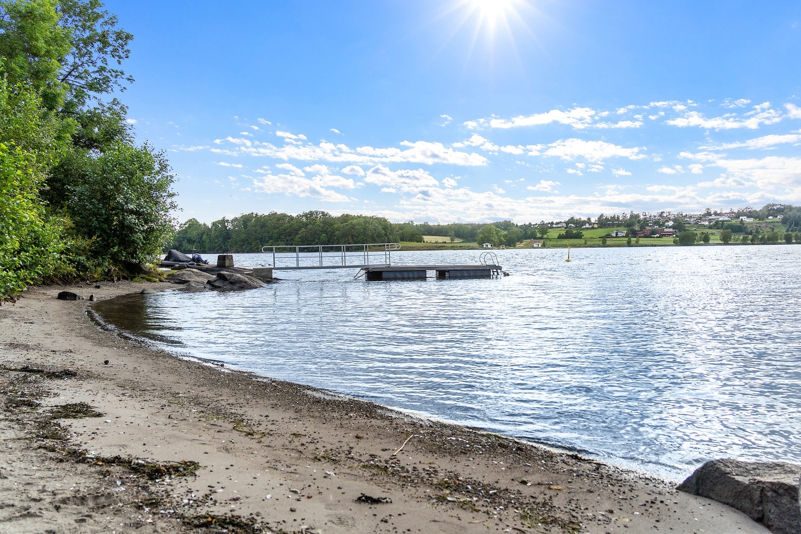 Områdebilde fra strand og badeplass rett nedenfor eiendommen Galleribilde
