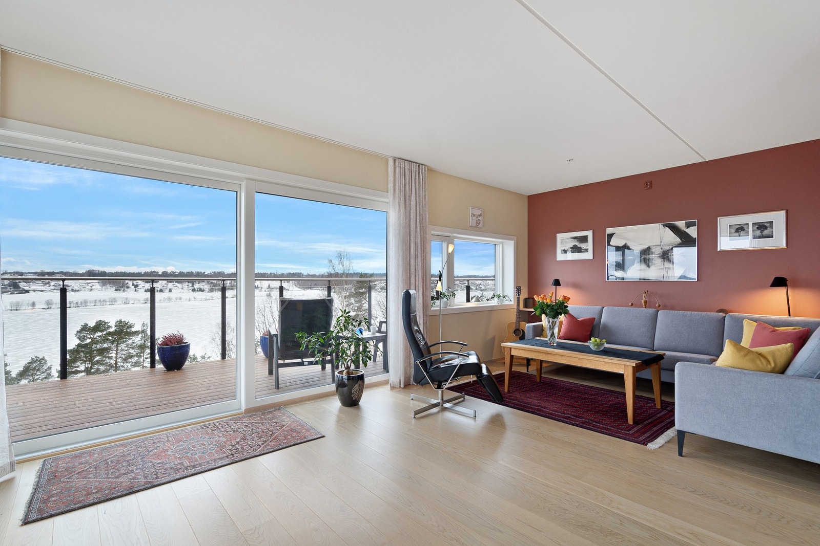 Velkommen til Skogroveien 5E og denne supre leiligheten på toppen av bygget! Galleribilde