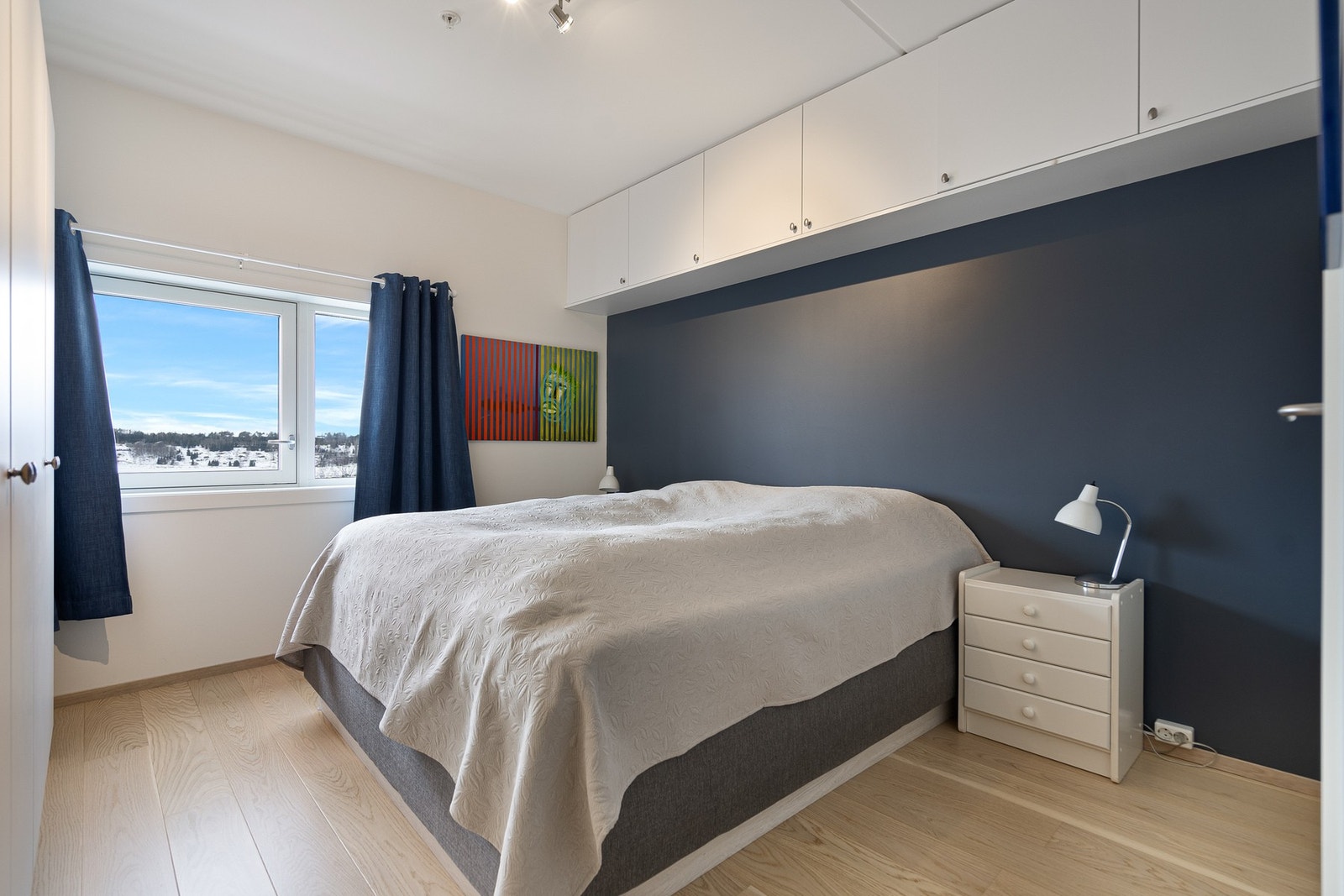 Hovedsoverommet har god skapplass og eget bad Galleribilde