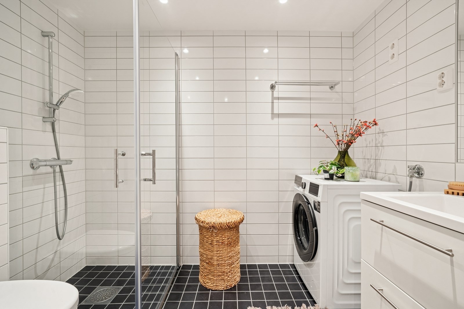 Bad med gulvvarme og opplegg for vaskemaskin Galleribilde