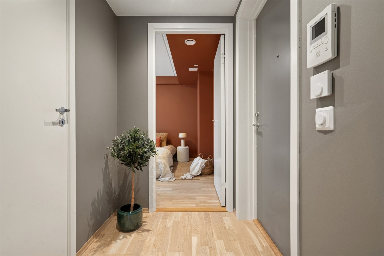 Velkommen inn!. Soverommet ligget til venstre Galleribilde