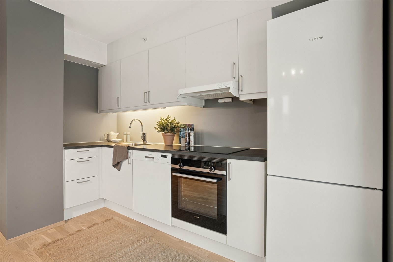 Kjøkken med hvitevarer Galleribilde