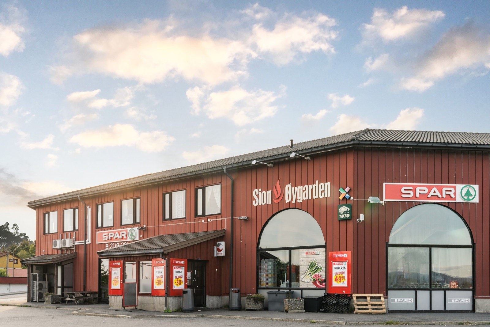 Spar Tjeldstø ligger kun 9 min gange fra tomtene. Galleribilde