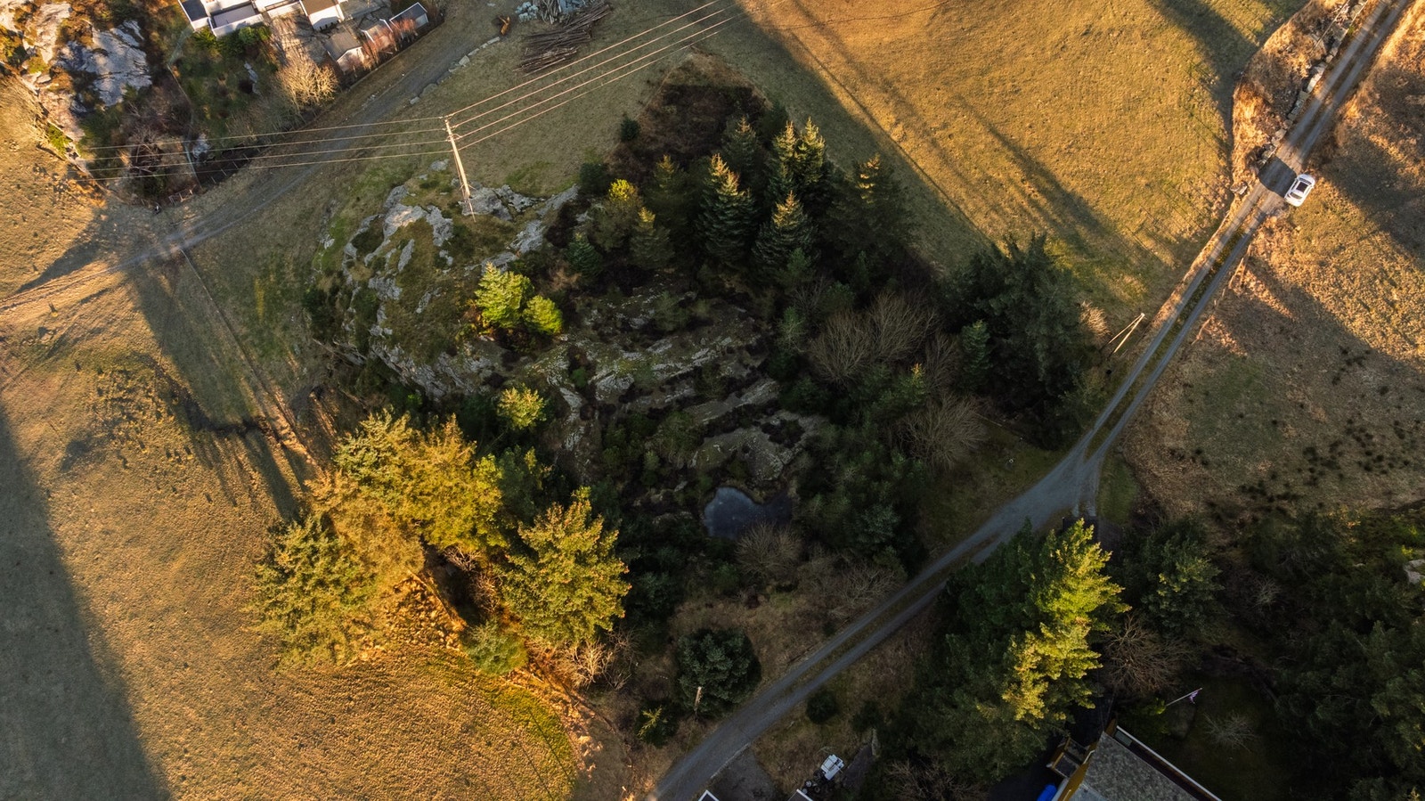 Veirett i grusvei helt frem til tomtene. Galleribilde