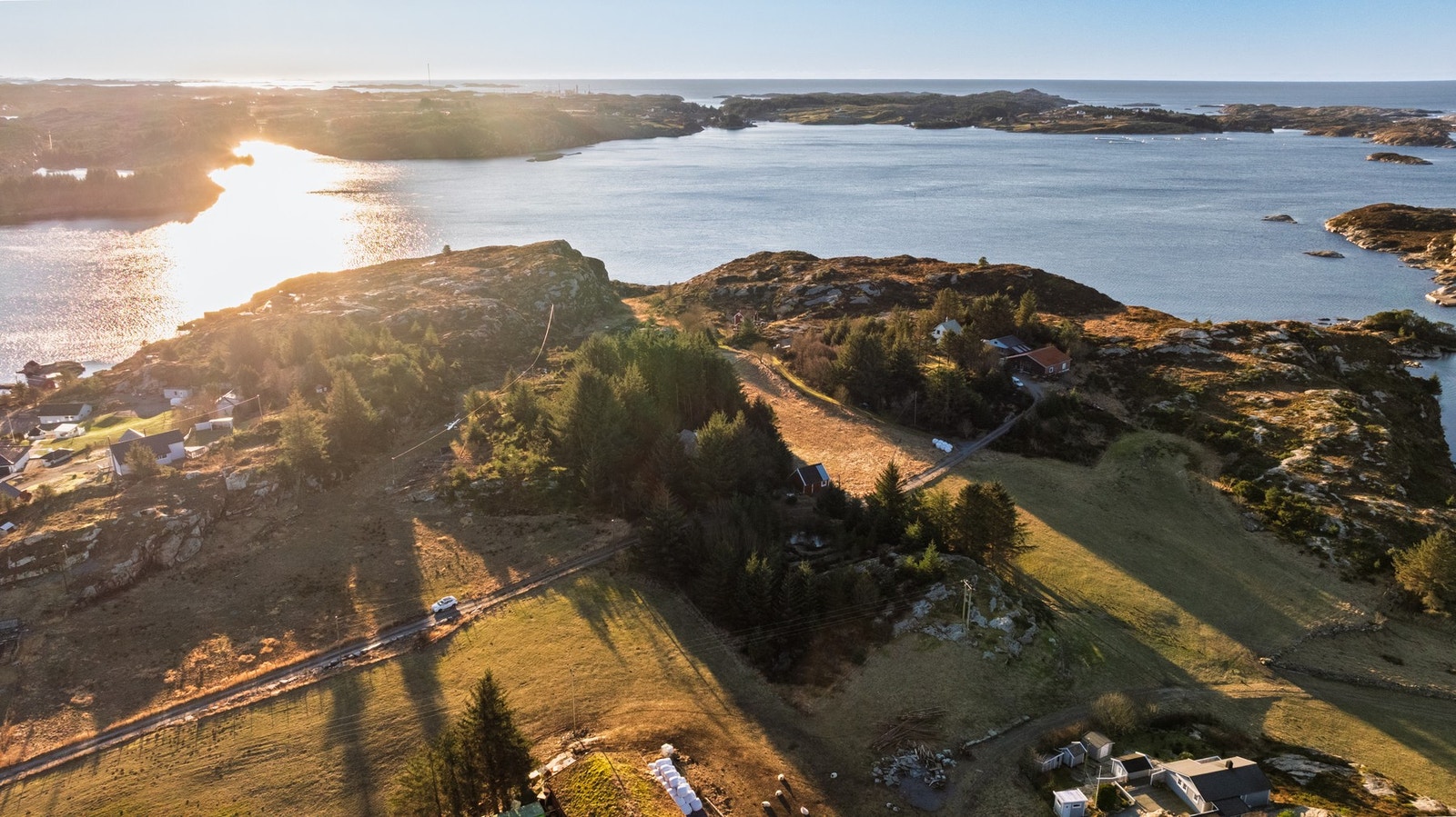 Tomtene har en naturskjønn beliggenhet med nærhet til sjøen. Galleribilde