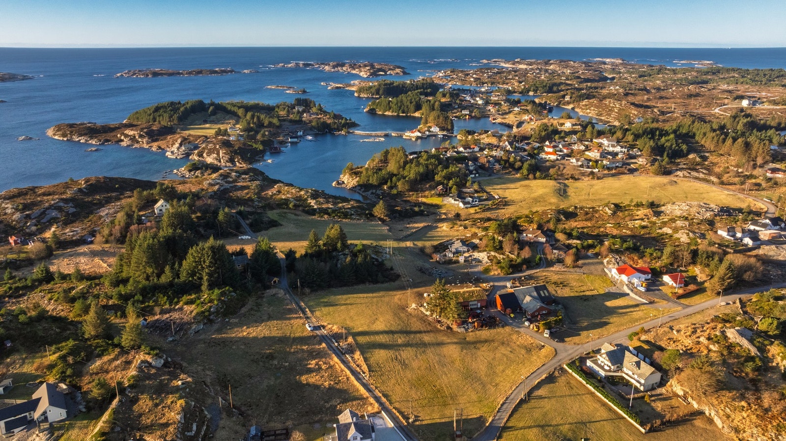Mulighet for båtplass i båthavn ikke langt fra tomtene. Galleribilde
