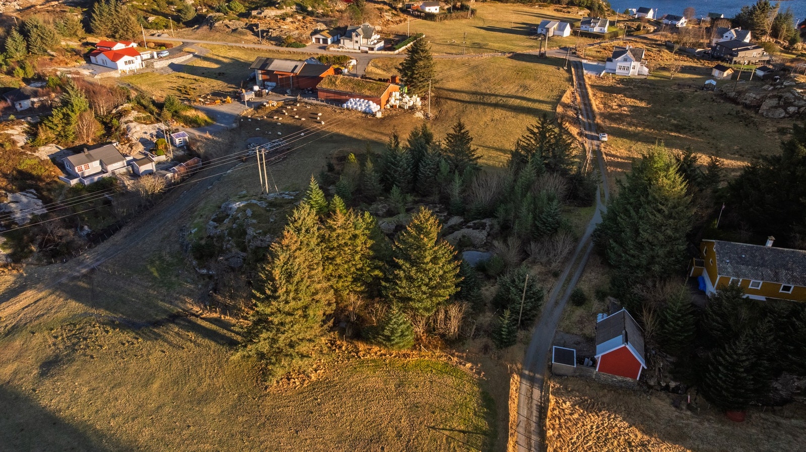 Tomtene er uregulert. Iht. kommuneplanen er det regulert til LNRF, spredt boligbebyggelse. Galleribilde
