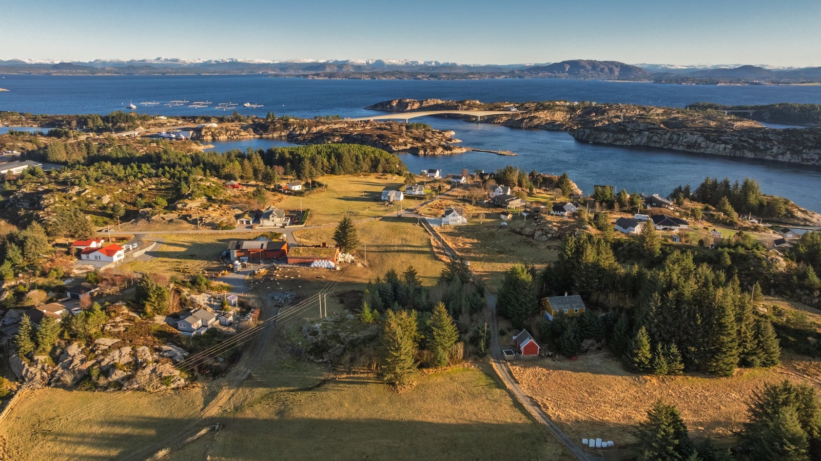 Nærmeste busstopp er Tjeldstø terminal og ligger en spasertur på 9 minutter unna tomtene. Galleribilde