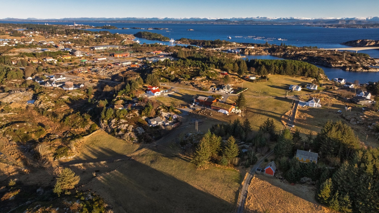 Fra tomtene er det gange til Tjeldstø skole. Galleribilde