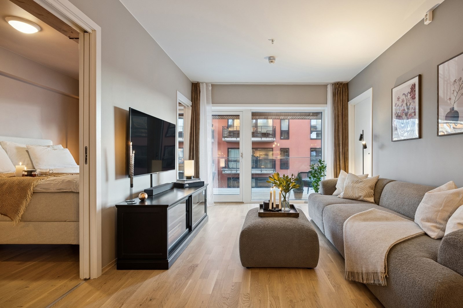 Store vinduer ut mot verandaen slipper inn mye lys. Galleribilde