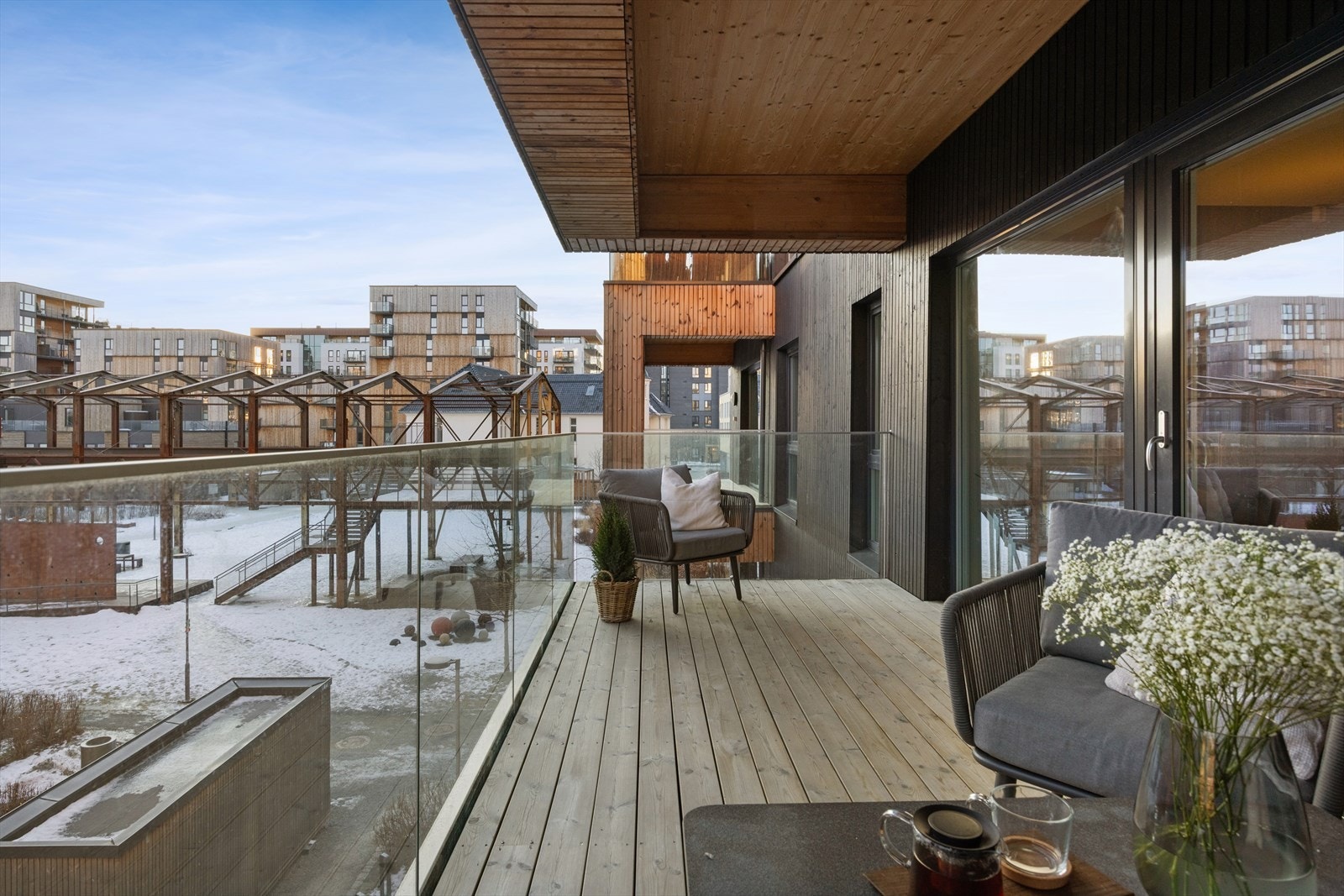 Fra verandaen er det fint utsyn til de pent opparbeidede fellesarealene på Lilleby. Galleribilde