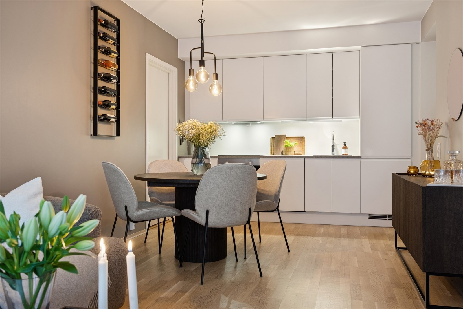 I kjøkkeninnredningen er det både oppvaskmaskin, kjøl og frys, stekeovn og komfyrtopp. Galleribilde