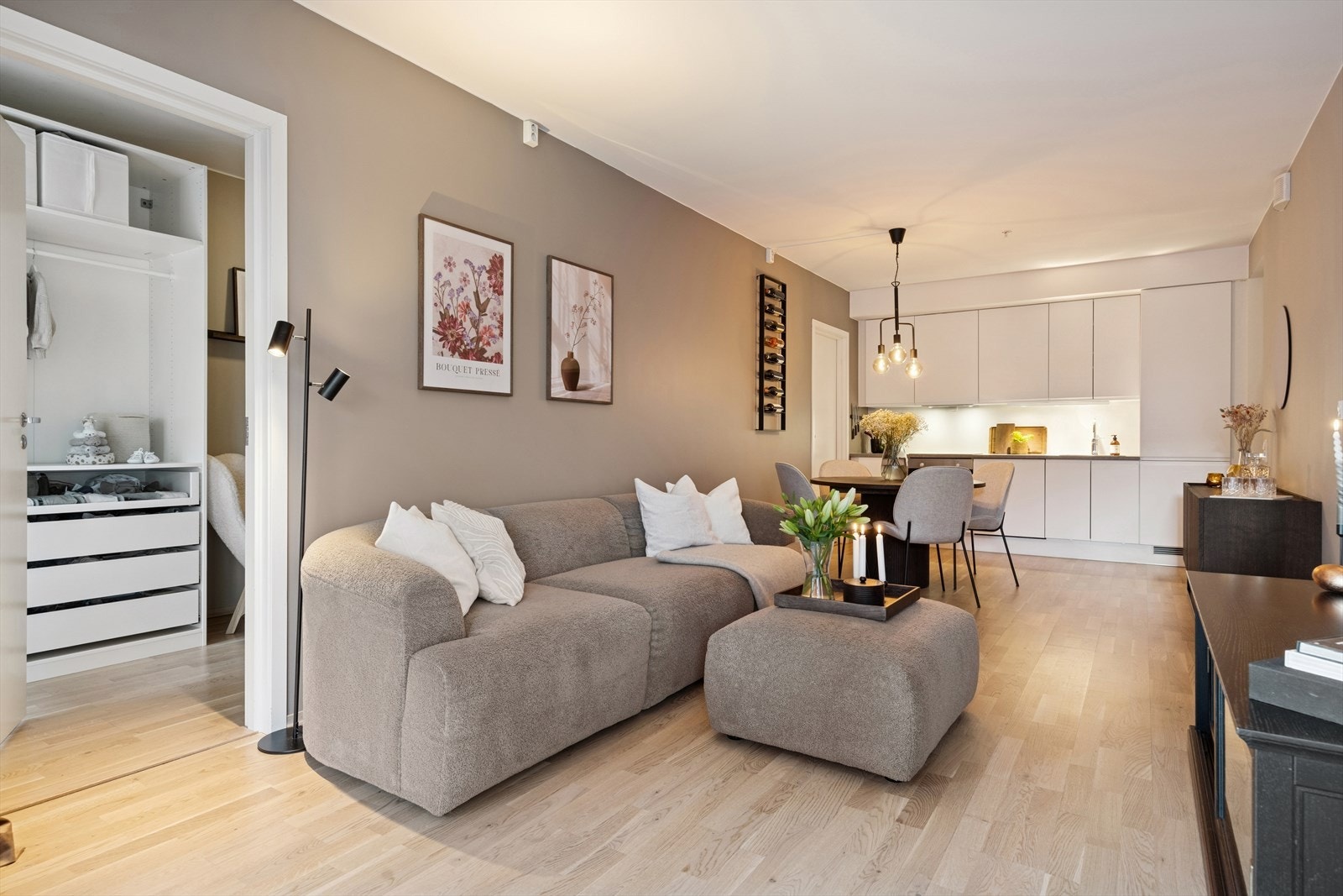 De 2 soverommene ligger på hver sin side av stuen. Galleribilde