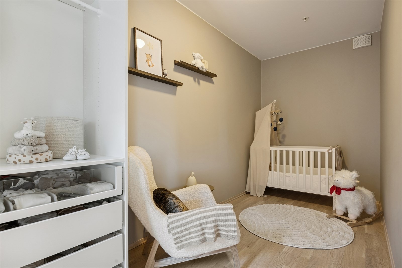 Moderne stil med listfrie overganger mellom vegger og tak. Galleribilde