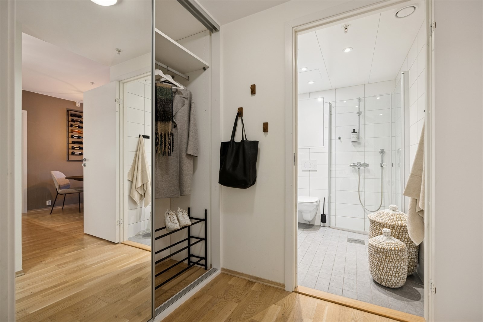 I gangen er det en skyvedørsgarderobe med innredning. I tillegg har man en innvendig bod i leiligheten. Galleribilde