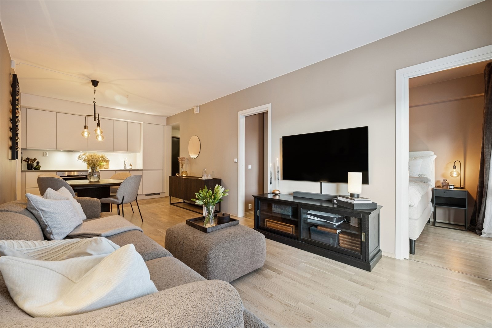 Velkommen til en lys, moderne og tiltalende 3-roms leilighet fra 2018 på attraktive Lilleby! Galleribilde