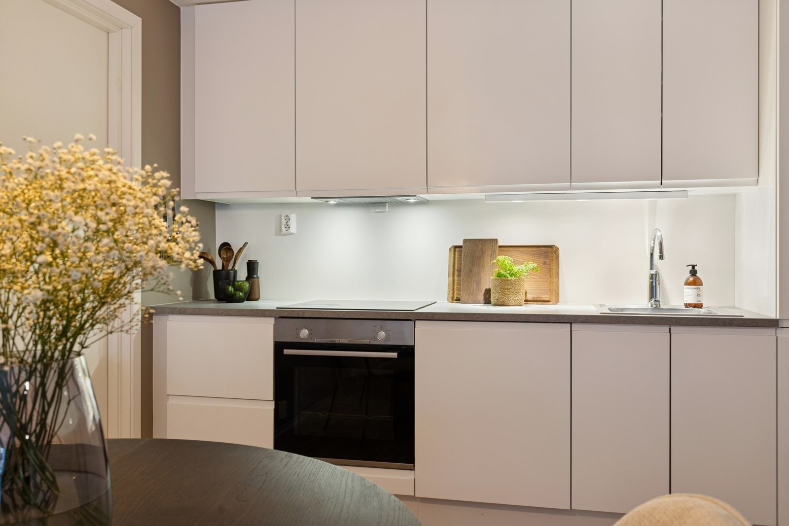 Tidløs og moderne kjøkkeninnredning. Galleribilde