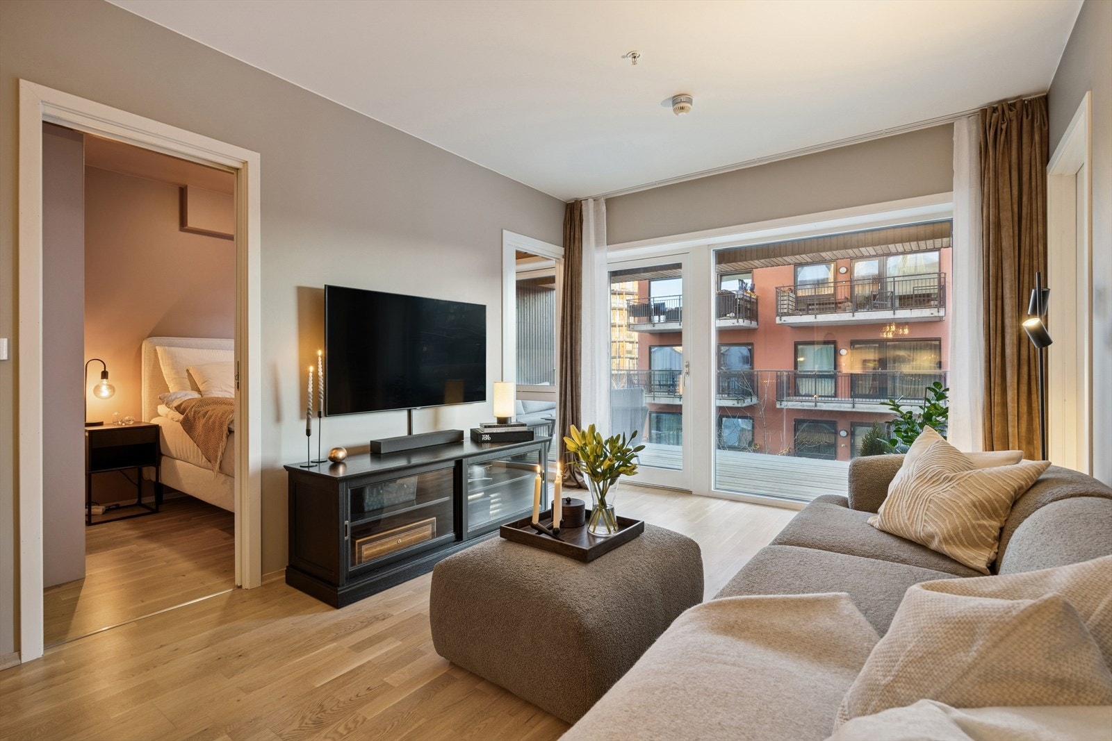 Det ene soverommet har praktisk adkomst via 2 skyvedører. En til hver side av sengen. Galleribilde