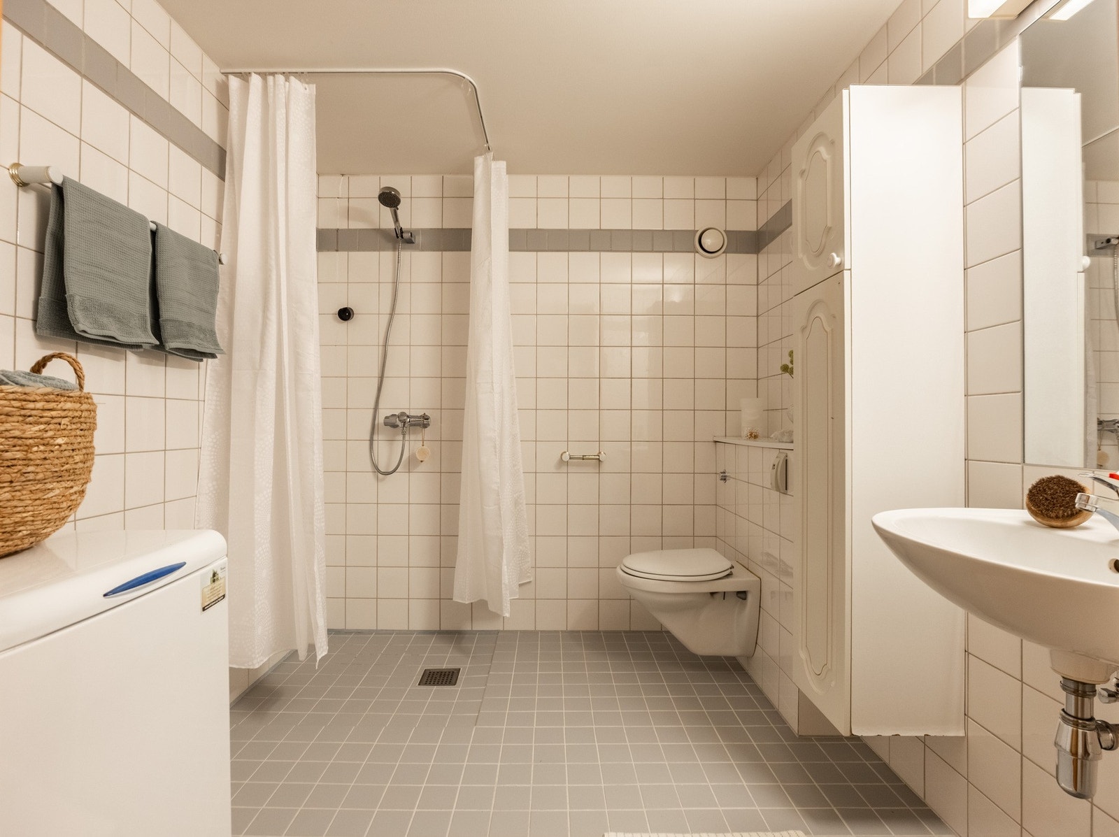 Eldre helfliset bad fra byggeår. Galleribilde