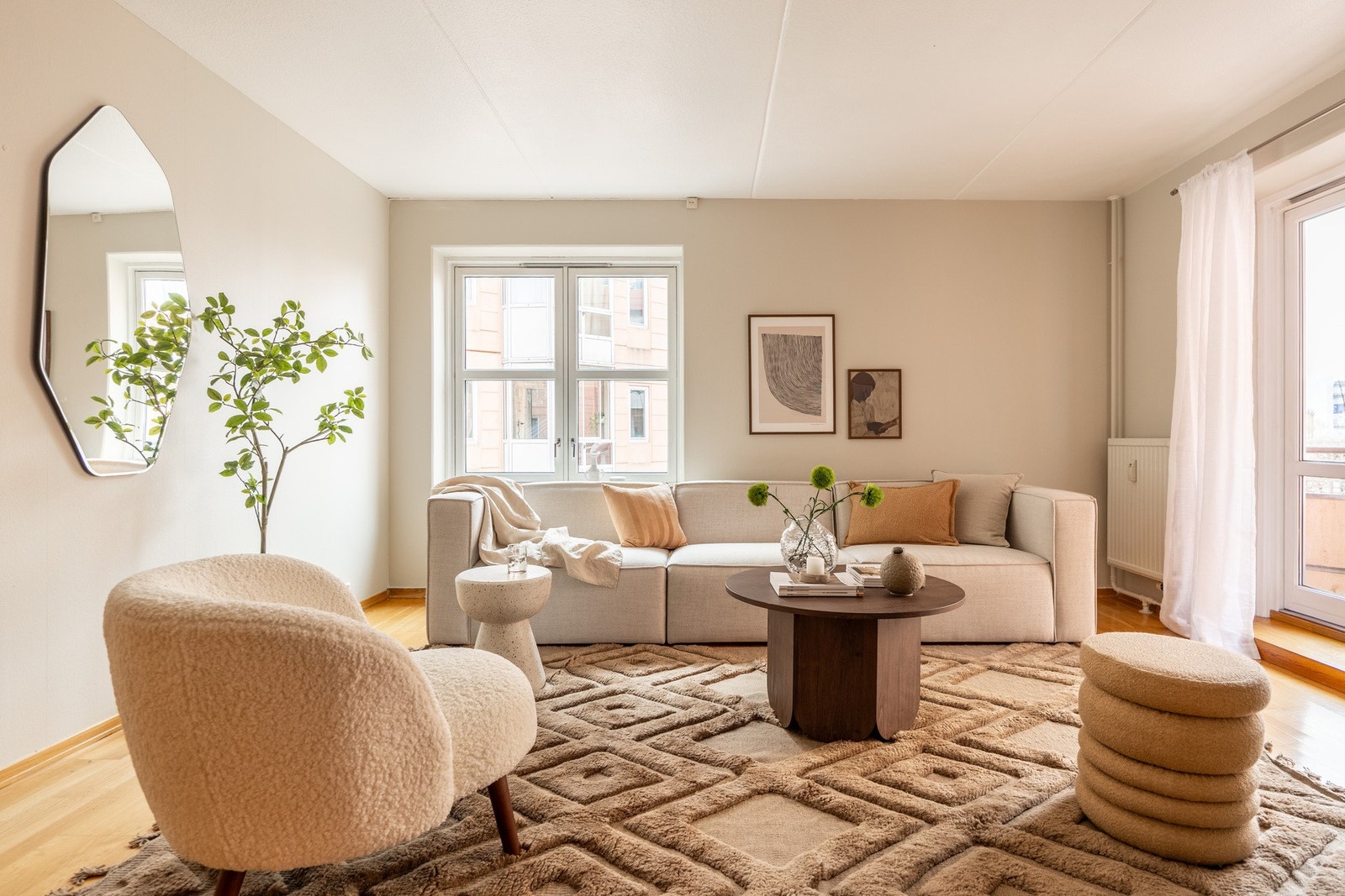 Det er rikelig med naturlig lysinnslipp fra store vindusflater. Galleribilde