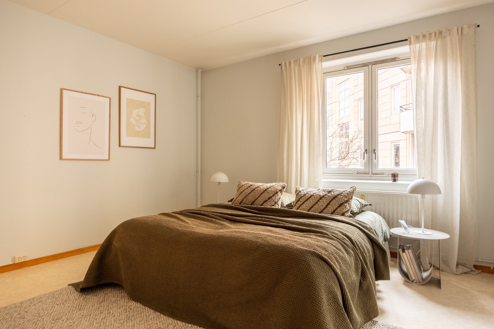 Hovedsoverommet er romslig med god plass for stor dobbeltseng og tilhørende nattbord. Galleribilde