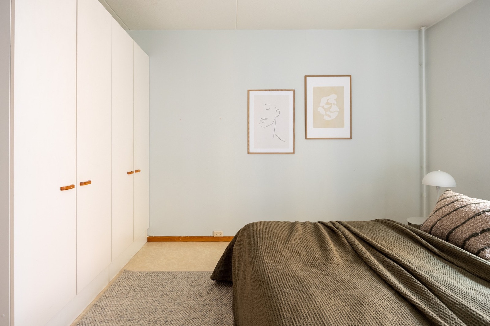 Det er god oppbevaringsplass i medfølgende garderobeskap. Galleribilde