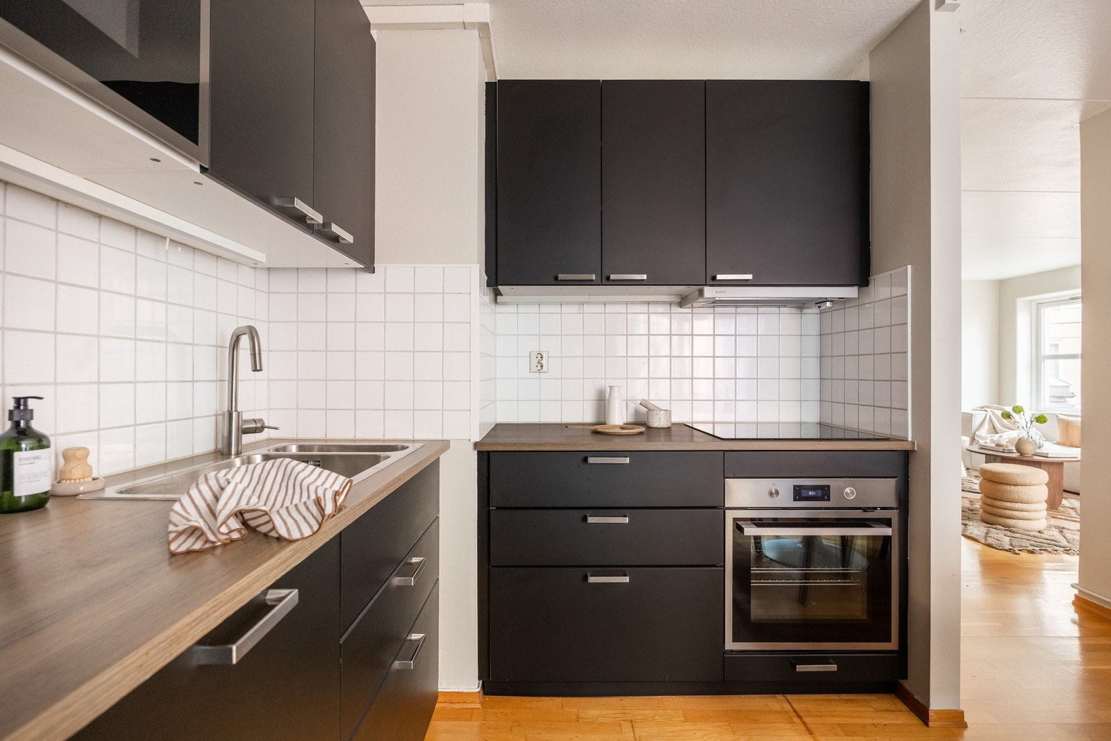 Det er integrerte hvitevarer som kjøleskap med fryser, oppvaskmaskin, mikrobølgeovn, stekeovn og induksjonstopp. Ventilator tilkoblet avtrekk plassert i overskap. Galleribilde