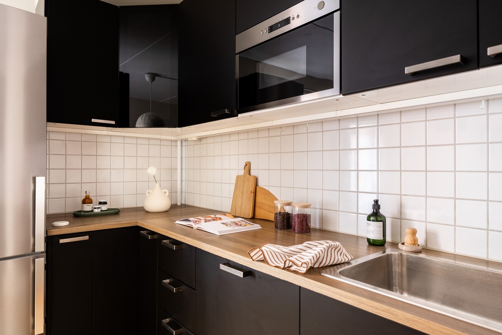 Det er en fin kombinasjon av skap- og benkeplass for både oppbevaring og matlaging. Galleribilde