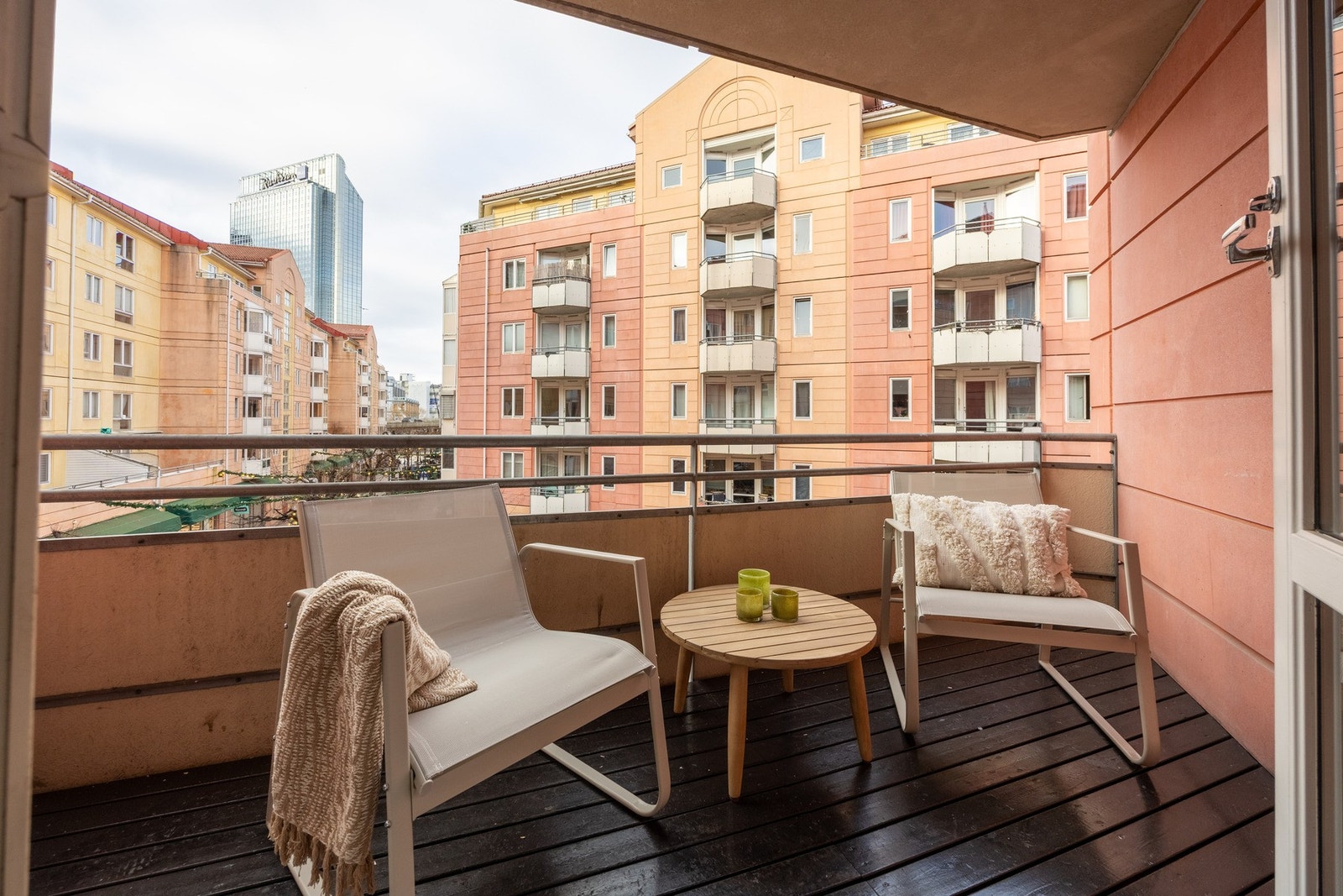 God internbeliggenhet med fin avstand til gateplan, som gir et langstrakt utsyn over hele Smalgangen. Leiligheten har to balkonger. Galleribilde