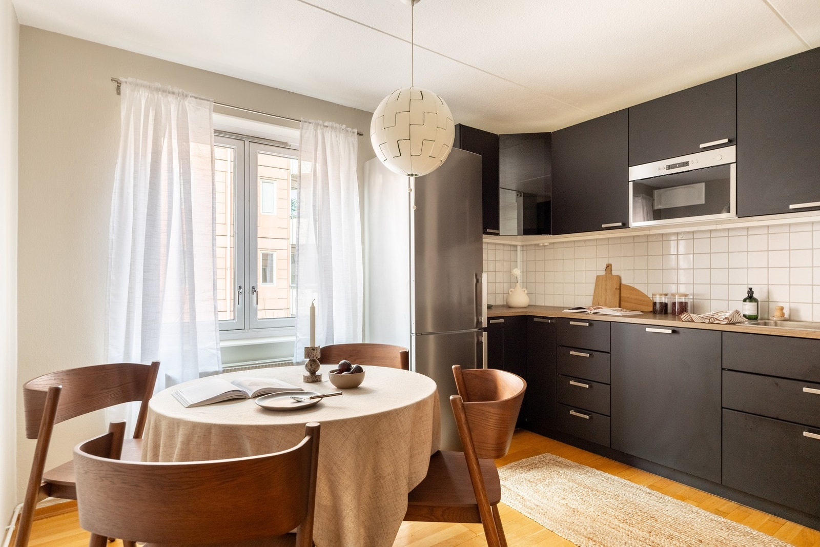 Videre har man kjøkken i en sosial åpen løsning til stuen. Galleribilde