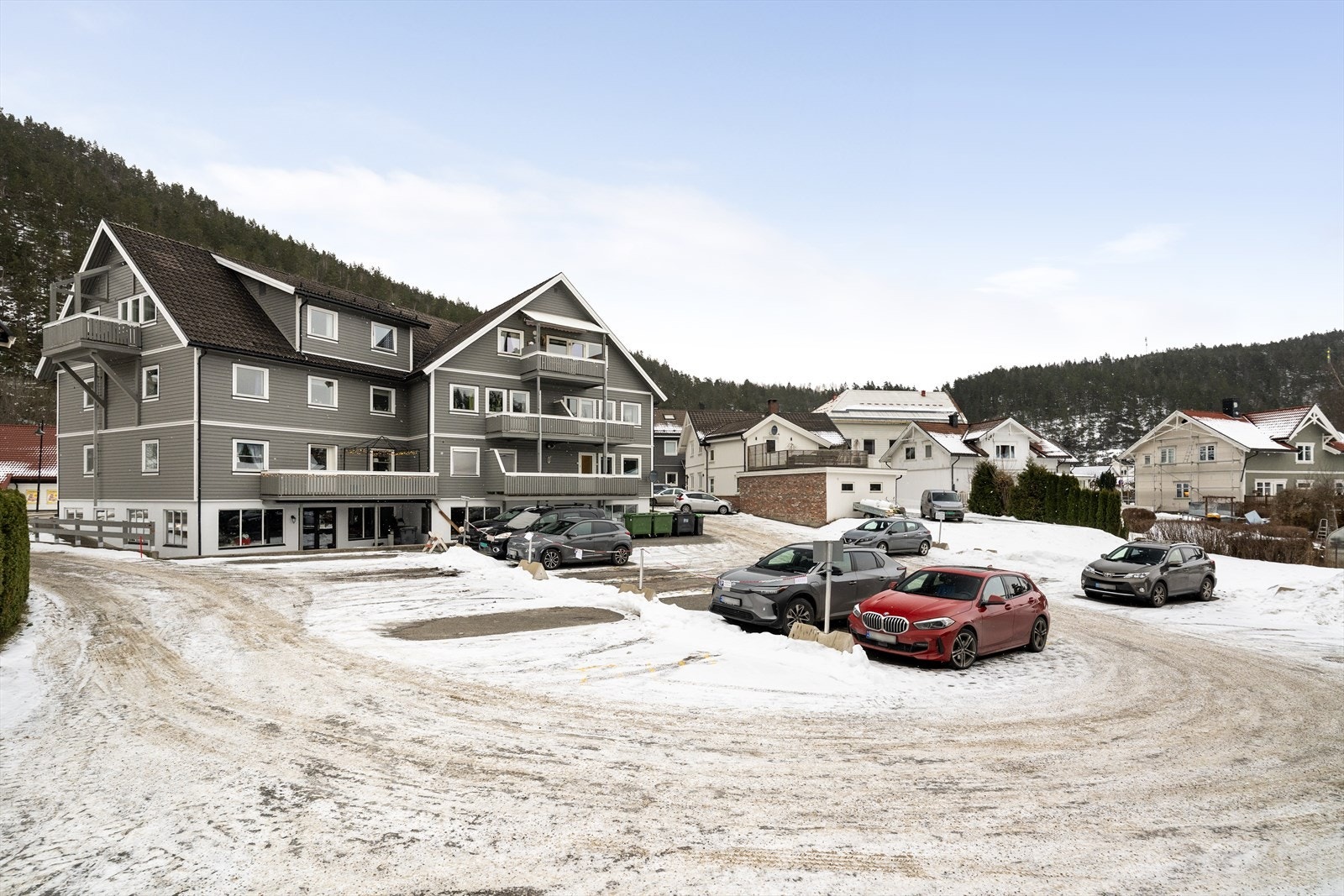 Sameiets tomt er pent opparbeidet med grøntarealer, prydbusker og hekkbeplantning. Asfalterte internveier og biloppstillingsplass. Galleribilde