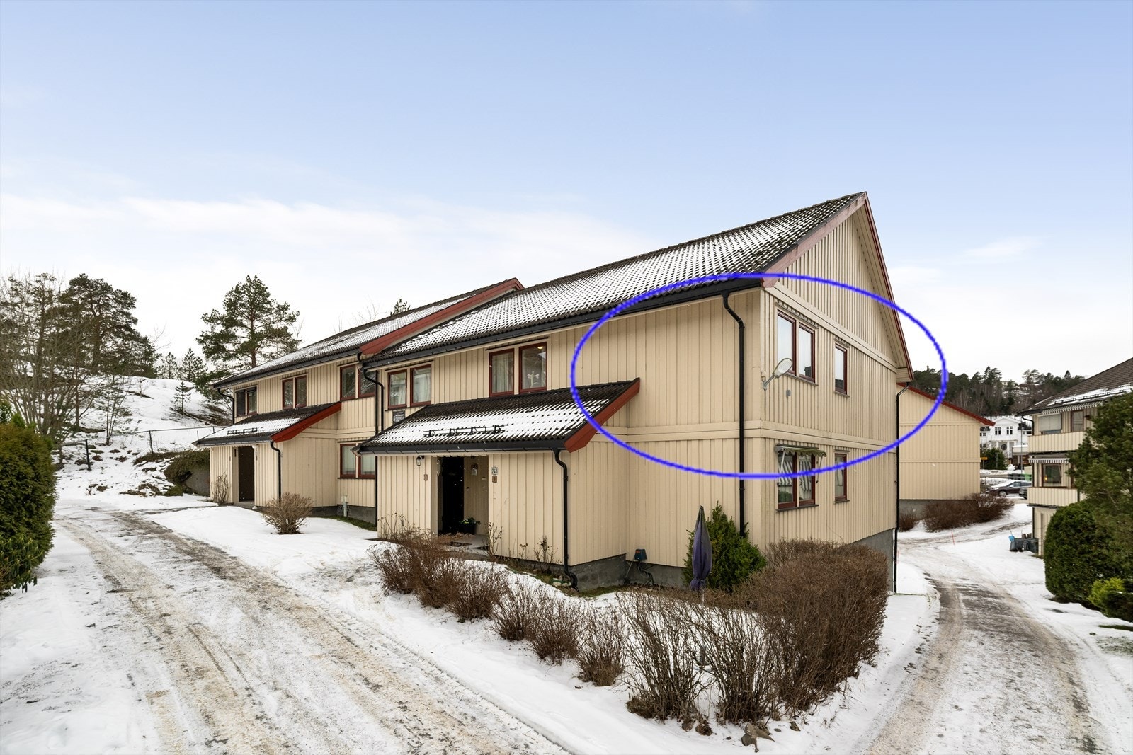 Det medfølger kjellerbod og egen biloppstillingsplass. Galleribilde