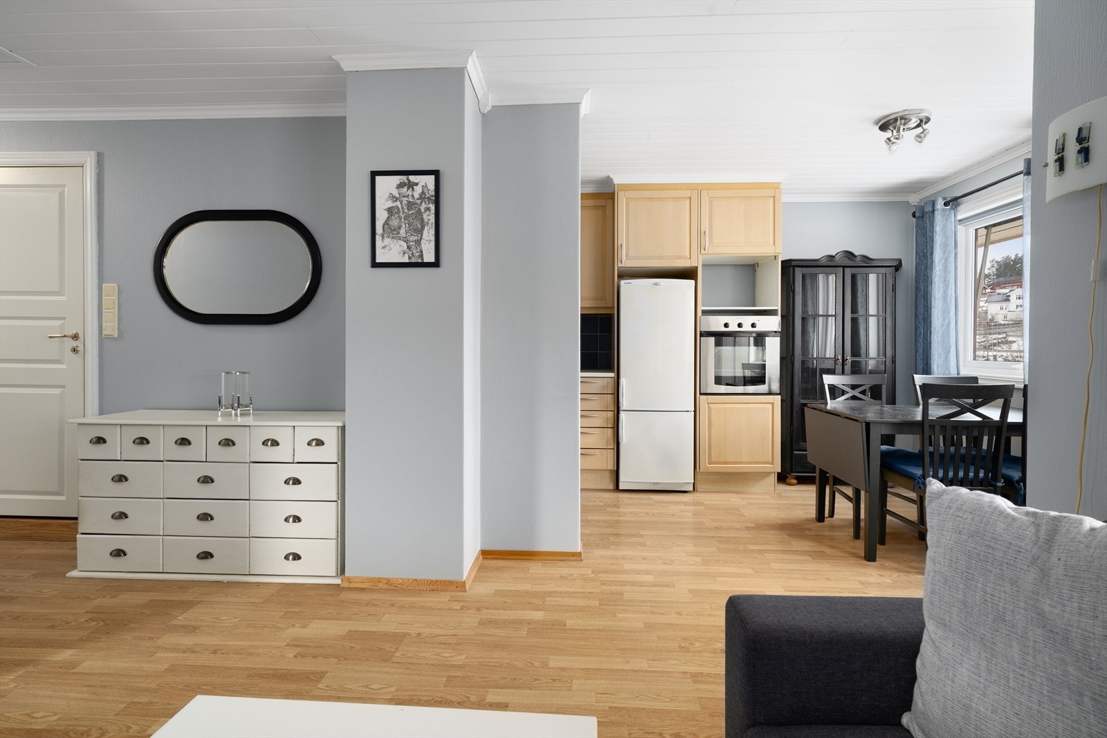 Overflater i boligen består hovedsakelig av laminat på gulv, tapet på vegger og malte plater/panel i tak. Galleribilde