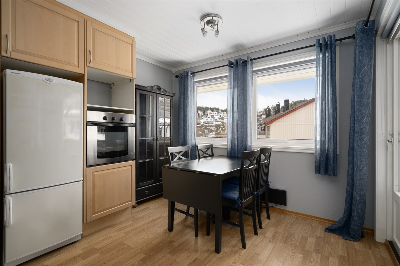 Vinduene slipper godt med lys inn til spiseplassen. Galleribilde