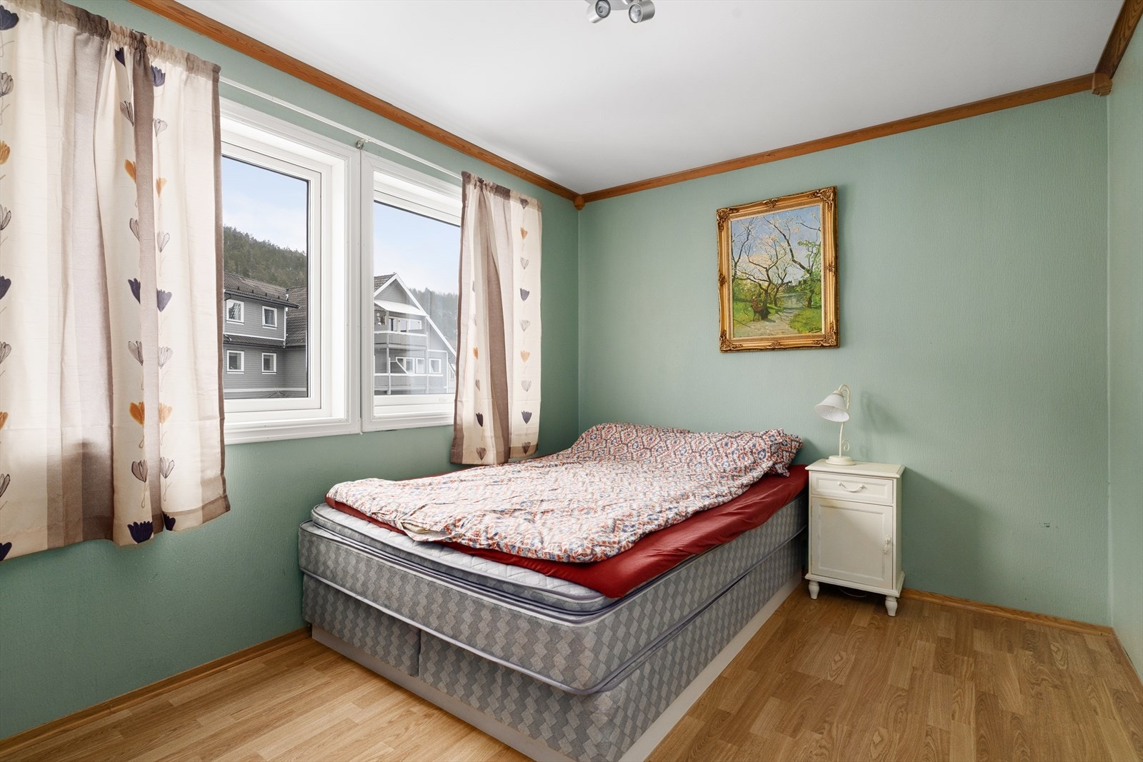 Romslig soverom med plass til dobbeltseng og annet soveromsmøblement. Galleribilde