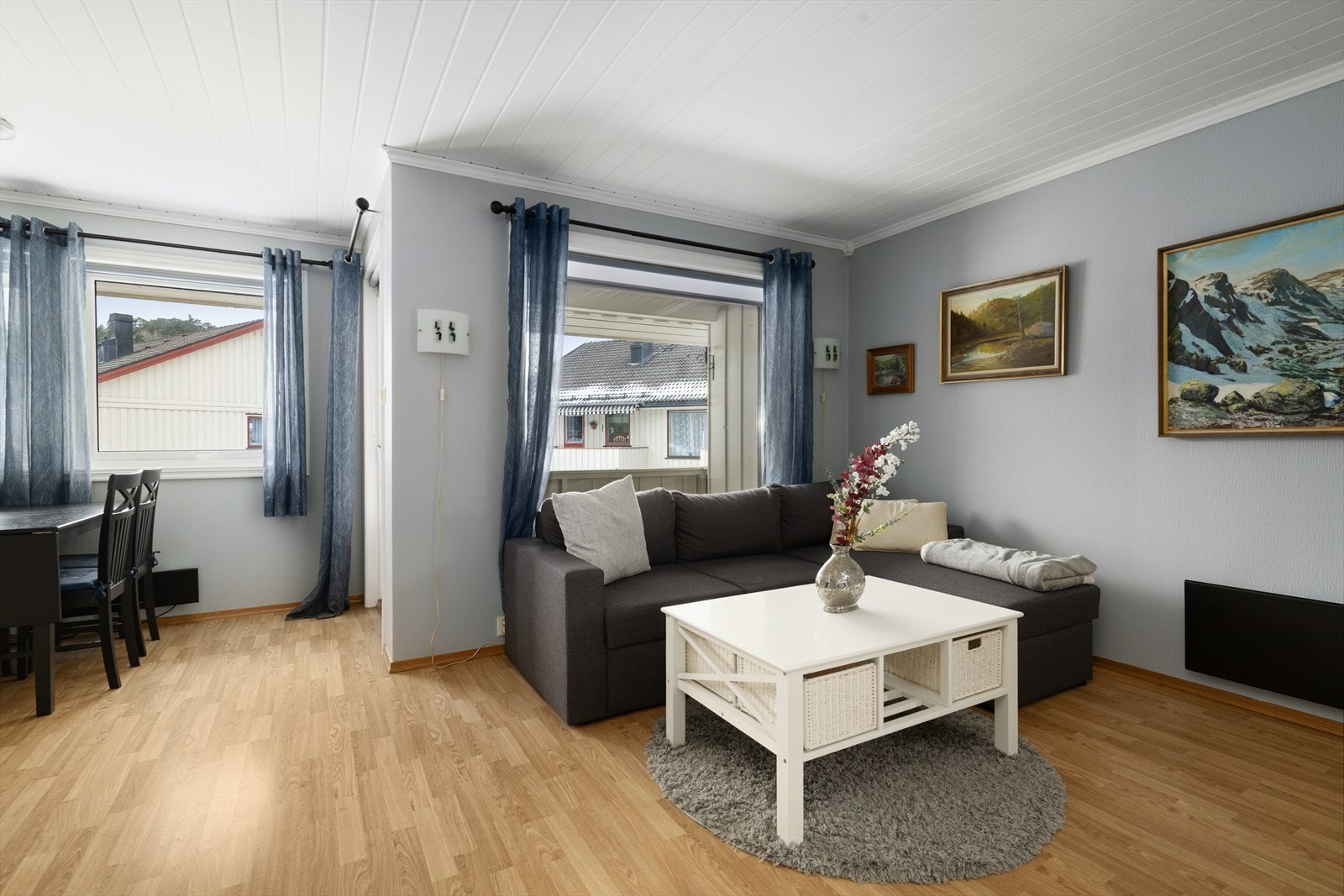 Leiligheten har en pen stue med delvis åpen løsning mot kjøkken. Det er plass til både sofagruppe og spisestue. Galleribilde