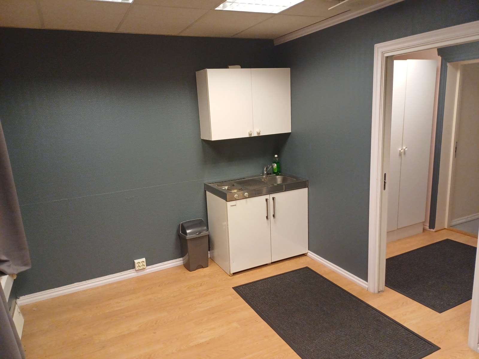 Et lite kontor med store vindusflater. Bilder fra både før og etter oppussing/maling. Galleribilde