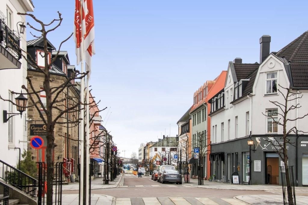 Jernbanealleen 30 ligger meget sentralt i krysset Jernbanealleen og Stockfleths gate i Sandefjord sentrum. Galleribilde