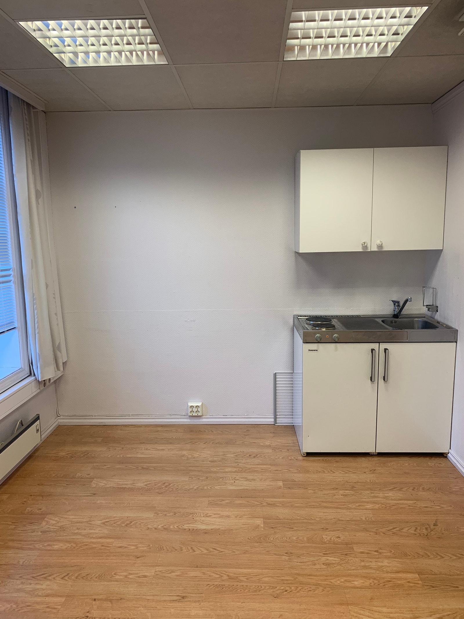 Liten kjøkkenkrok og et eget toalett. Galleribilde