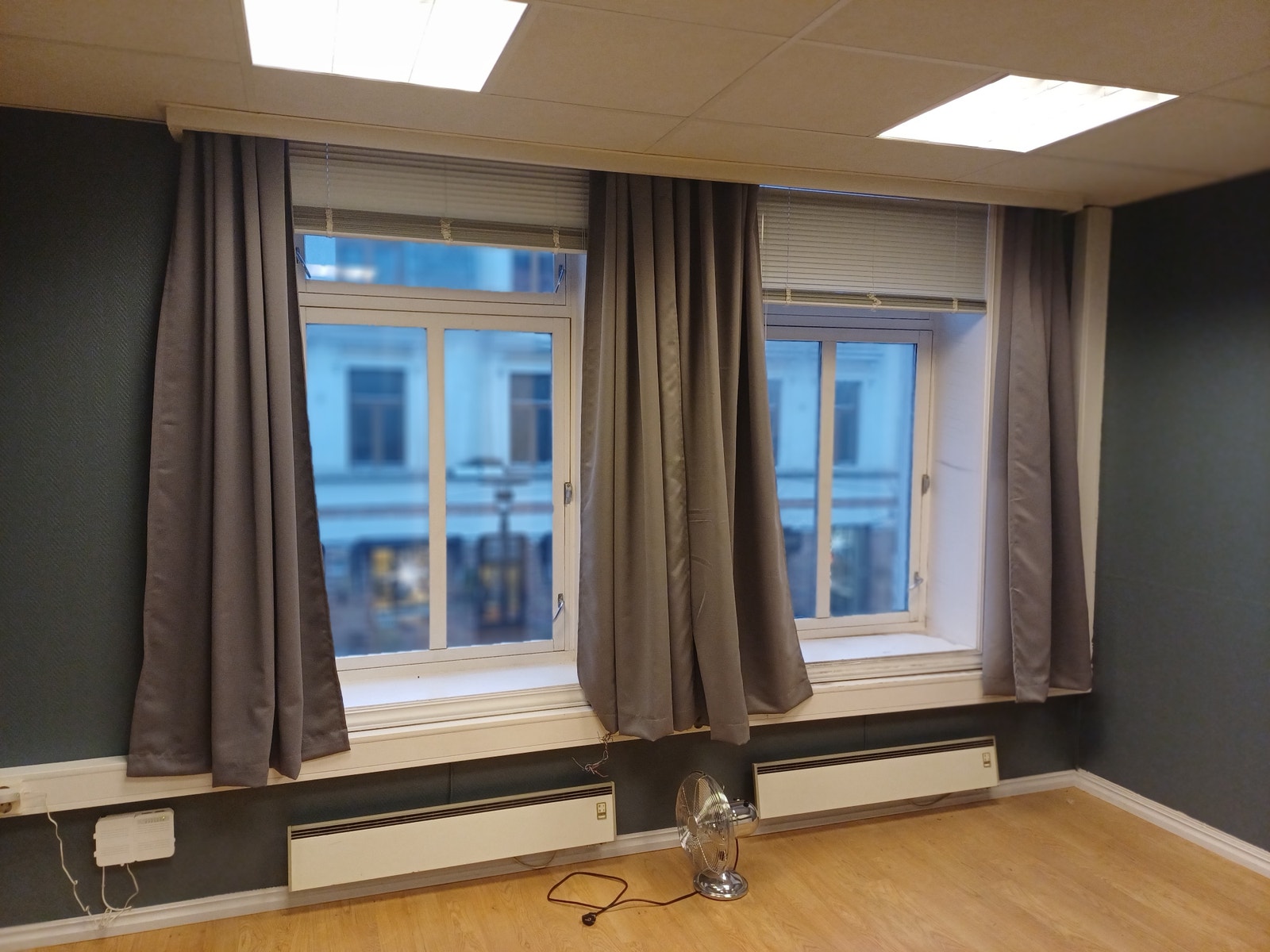 Et lite kontor med store vindusflater. Bilder fra både før og etter oppussing/maling. Galleribilde