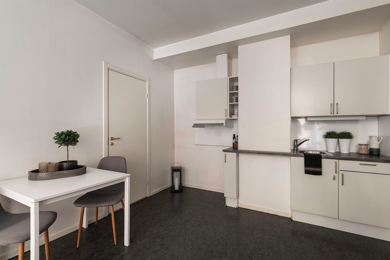 Spisestue. Leietaker stiller med egne hvitevarer. Galleribilde